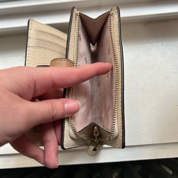 Kate Spade Medium Leila Wallet in nude - Picture 4 of 8